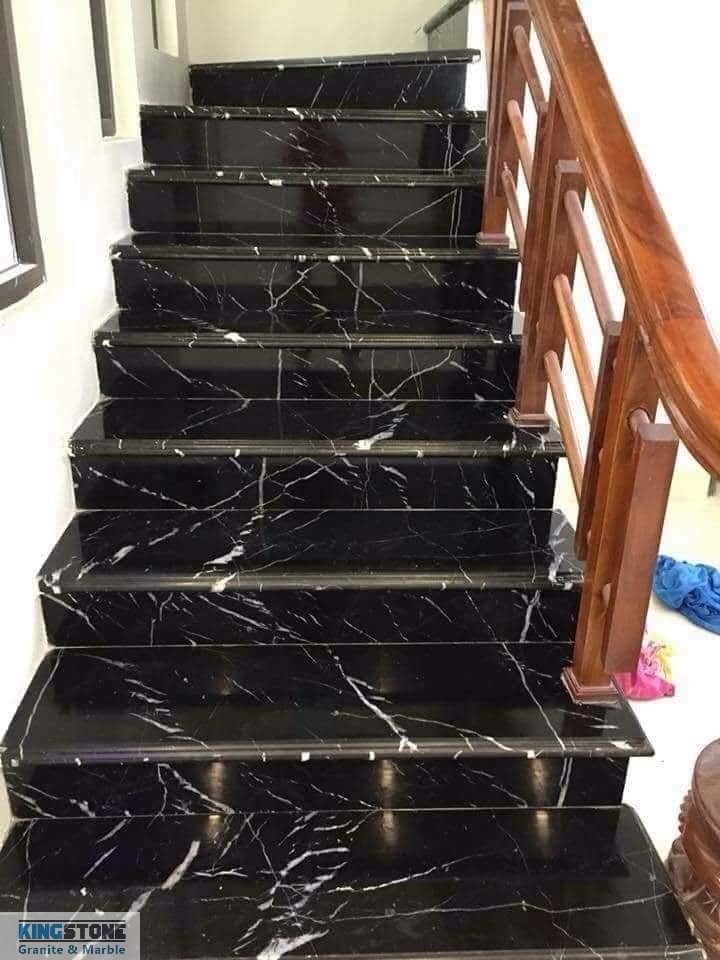 Cầu thang bộ đá đen chỉ trắng